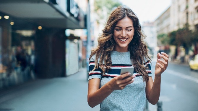 Junge Frau am Smartphone