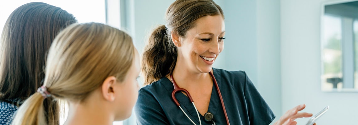 Kinderärztin mit Patienten