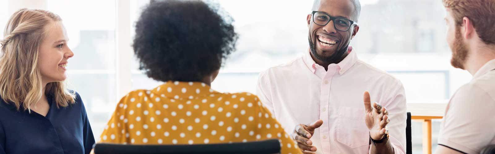 Kollegen lachen im Meeting