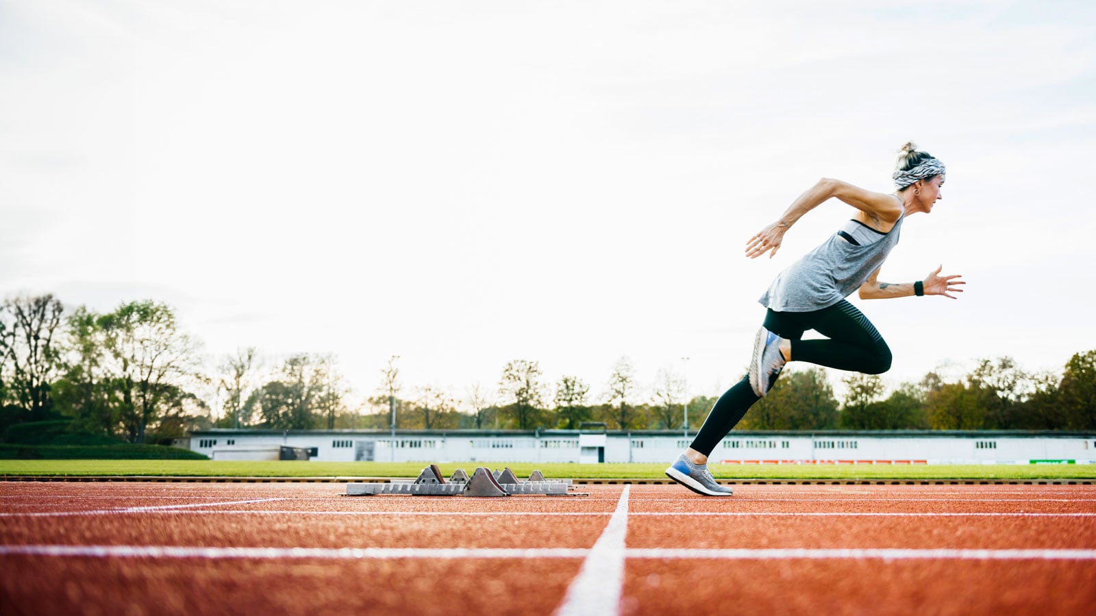 Läuferin auf Laufbahn