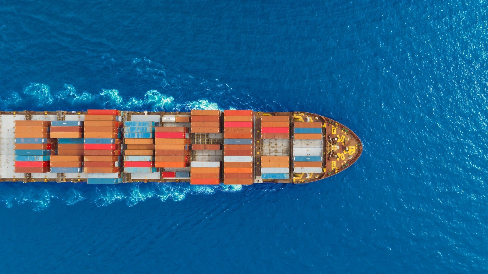 Containerschiff auf dem Meer