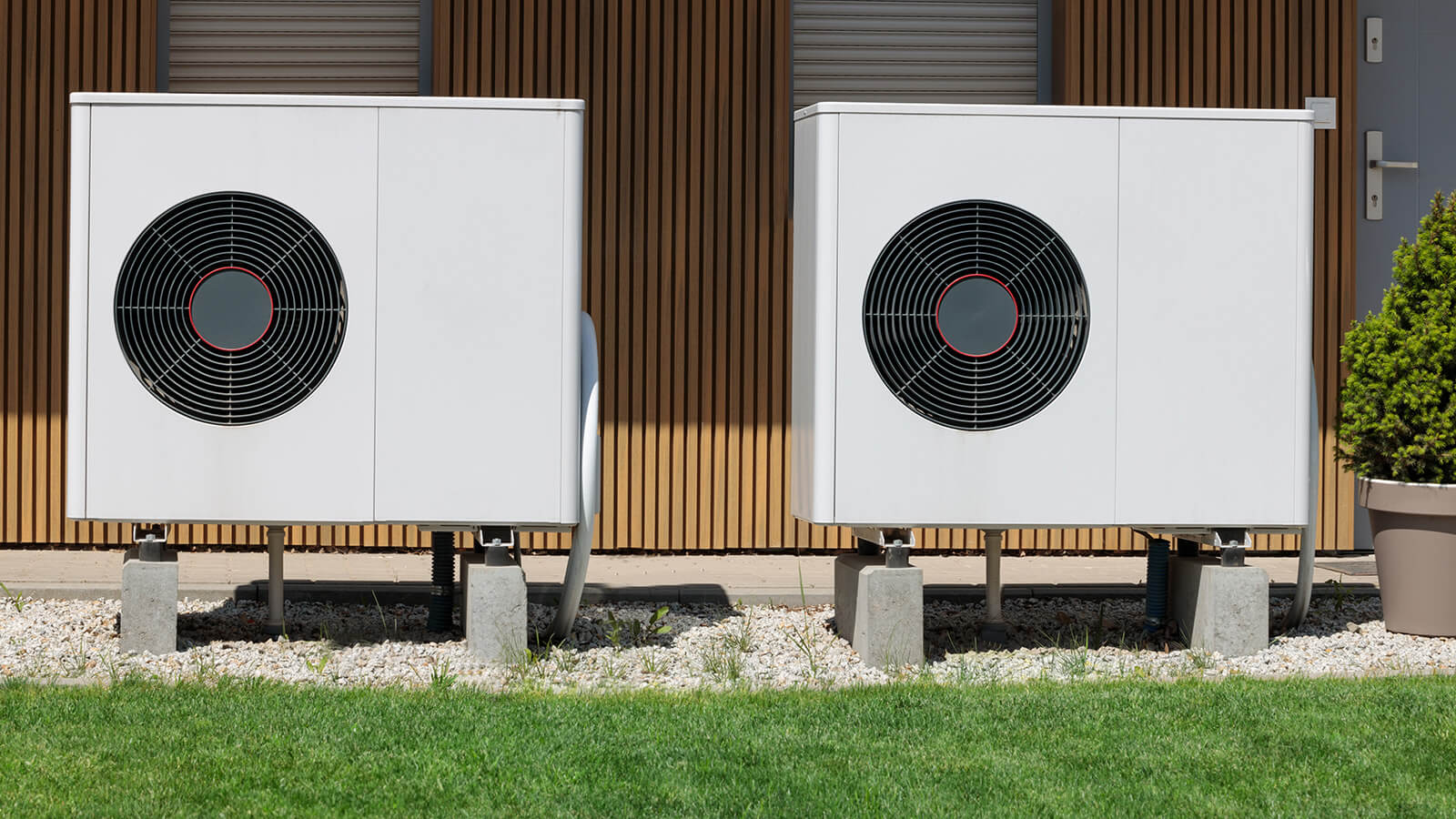 Wärmepumpen vor einem Haus