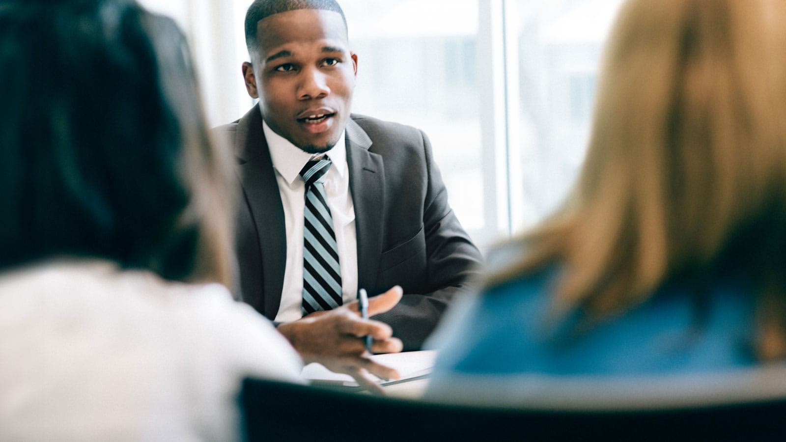 Mann berät Klientinnen