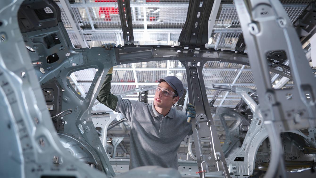 Mann in Automobilfabrik