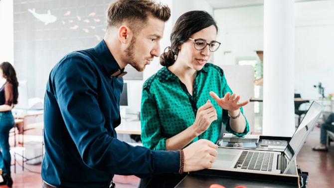 Mann und Frau im Büro am Laptop