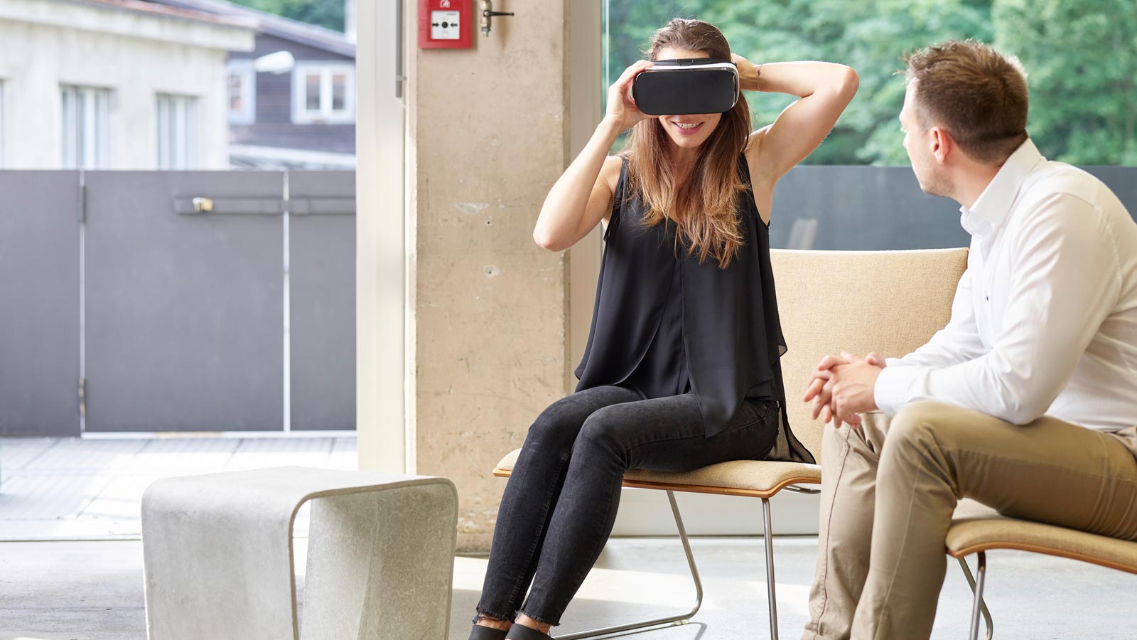 Mann und Frau mit VR-Brille