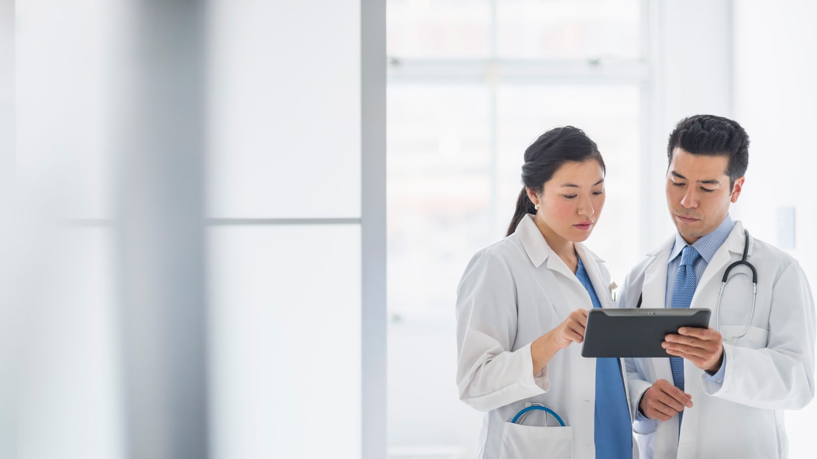 Ärzte benutzen Tablet