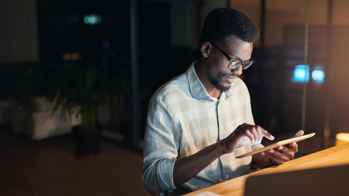 Headerbild: Mann mit Tablet