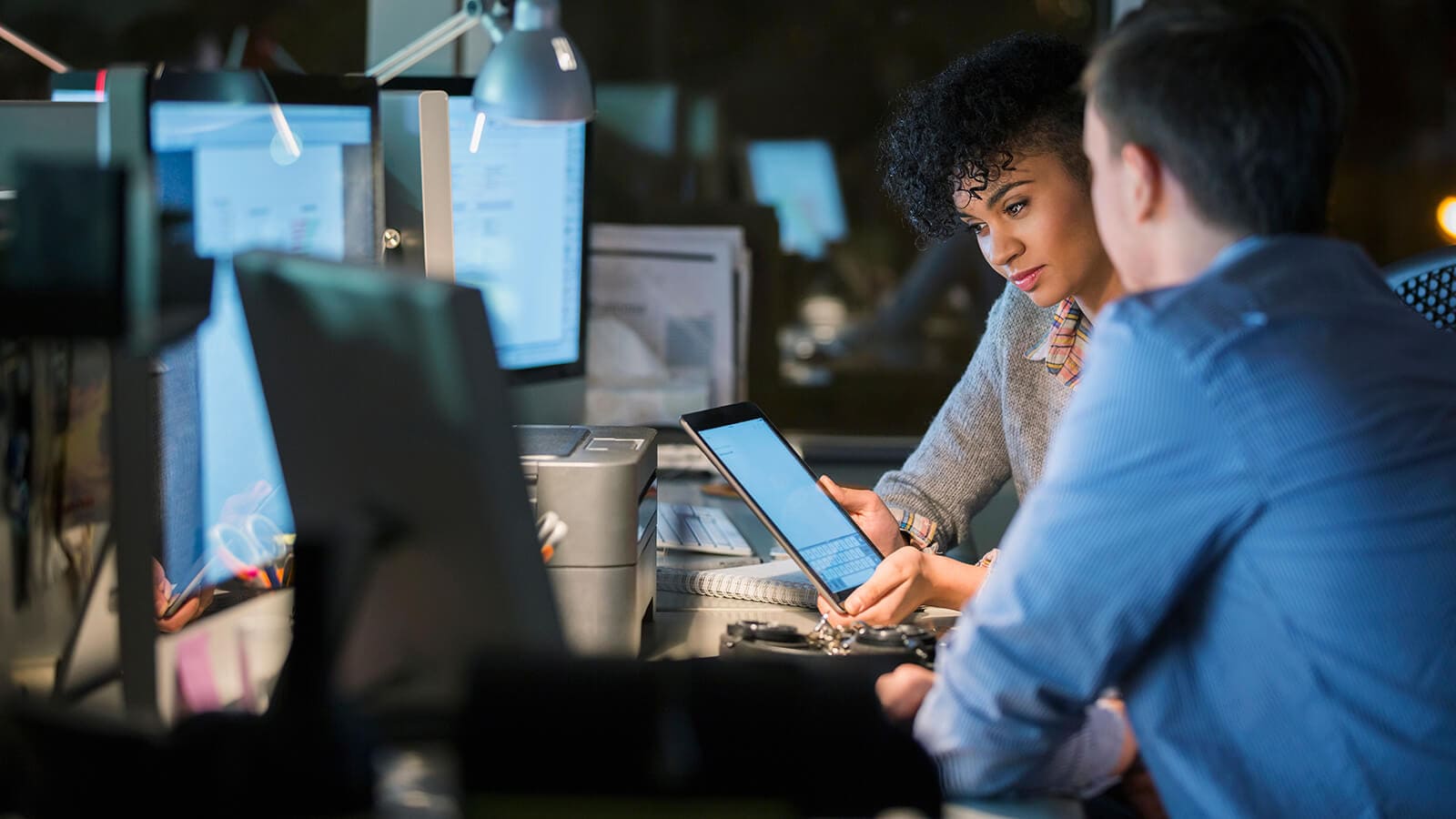 Mann und Frau schauen auf Tablet