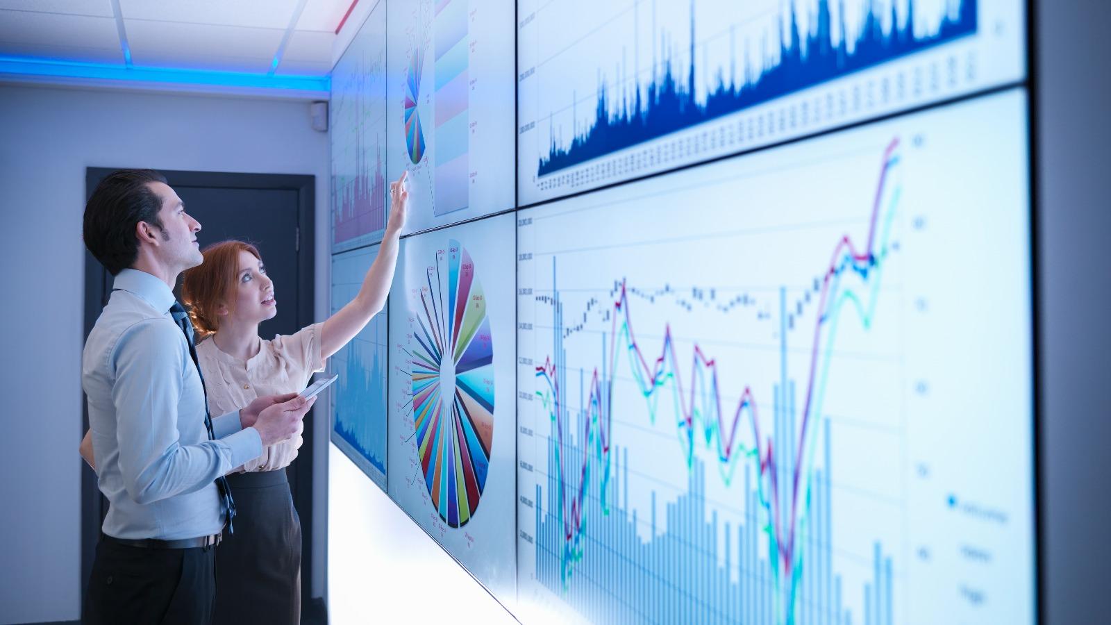 Mann und Frau vor Graphen