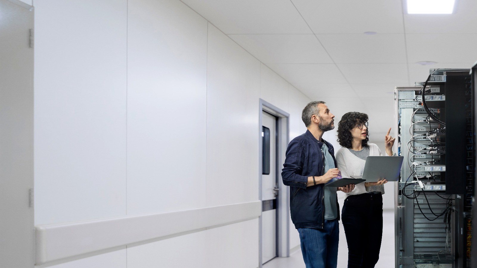 Mann und Frau vor Server