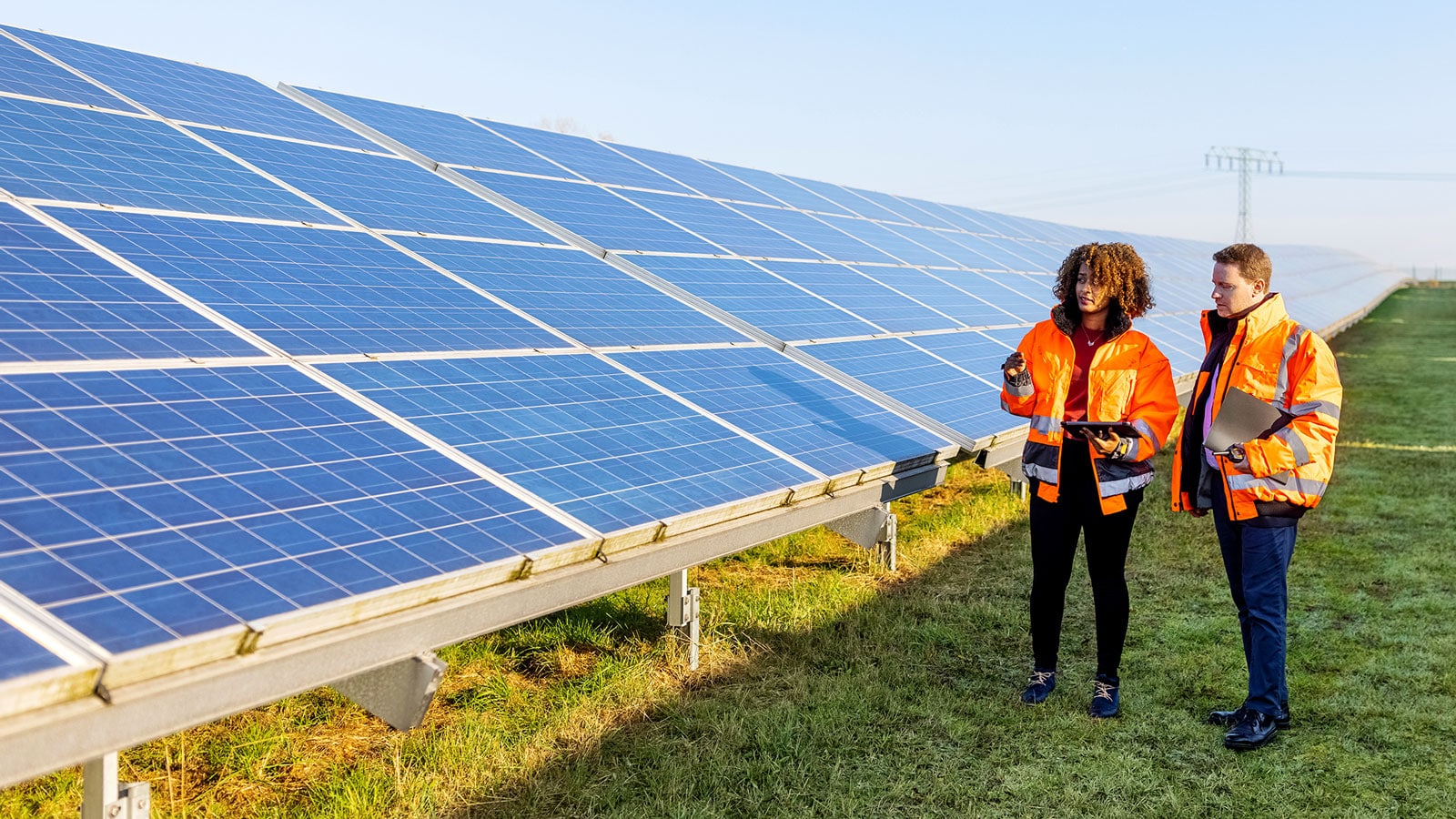 Mann und Frau vor Solaranlage