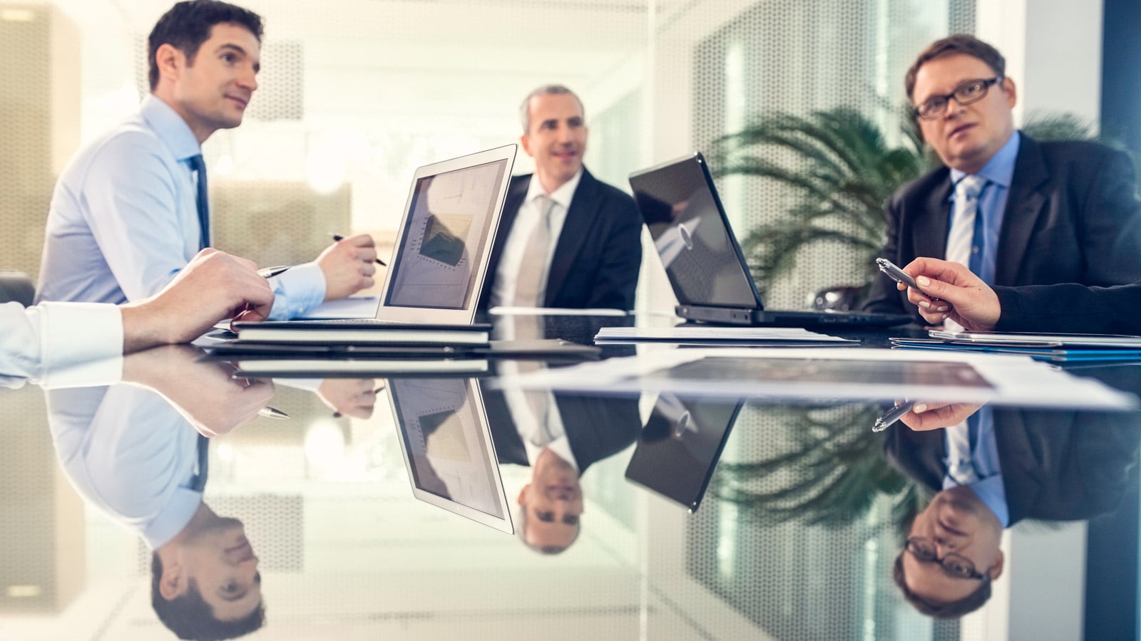 Meeting von Kollegen in Büro