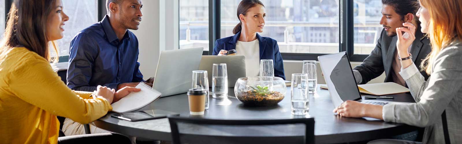 Meeting an großem Tisch