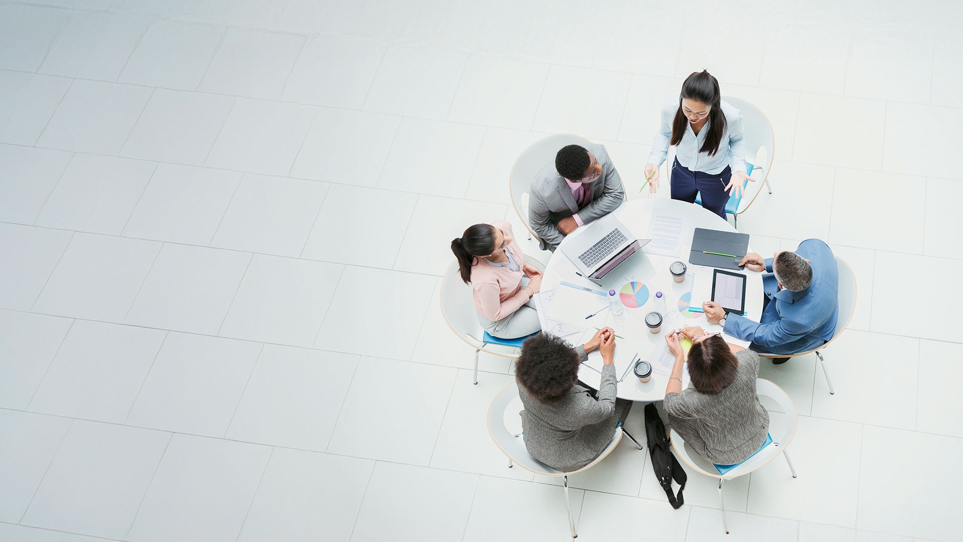 Meeting in weißem Raum