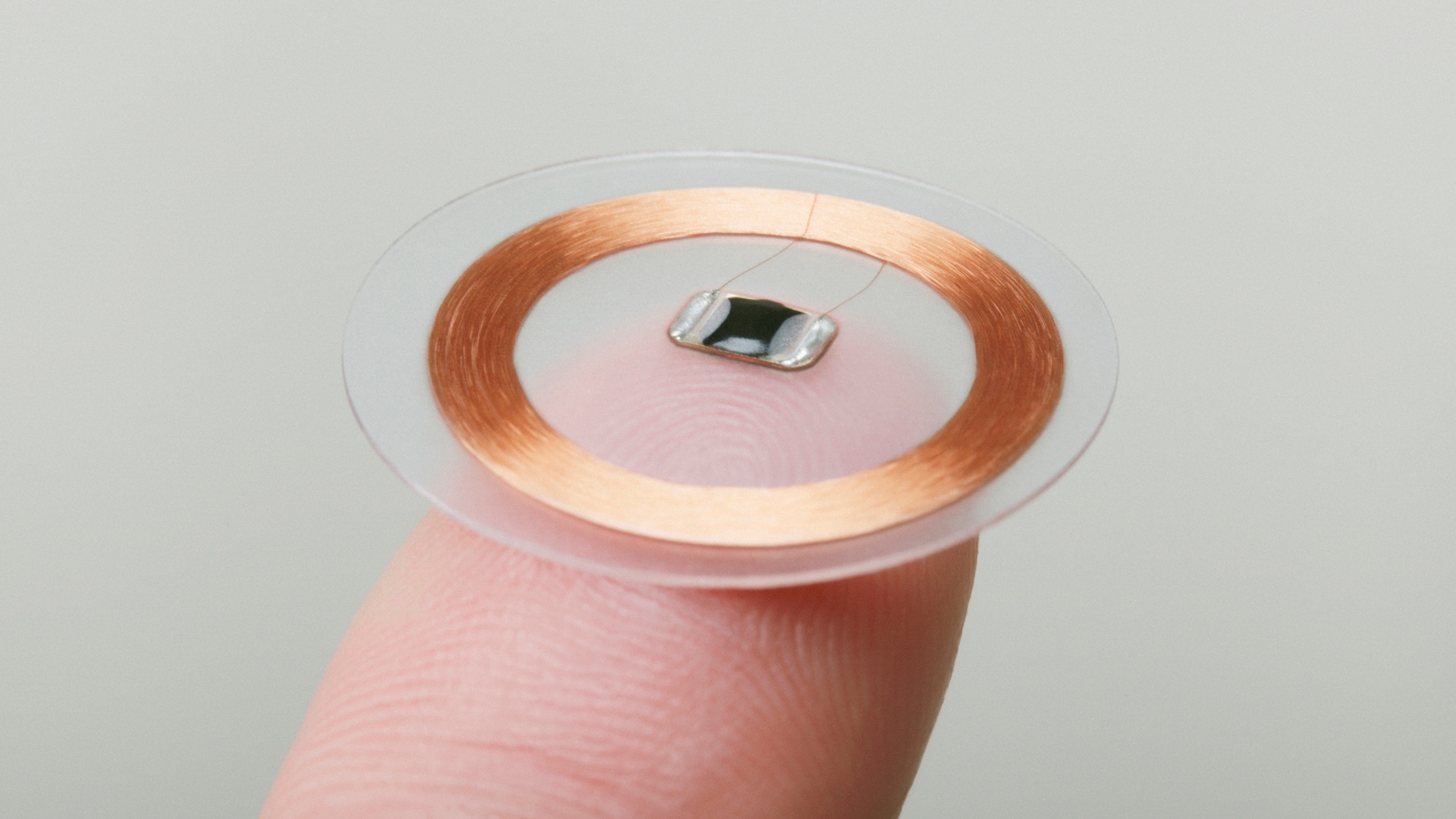 Mikrochip auf Fingerspitze