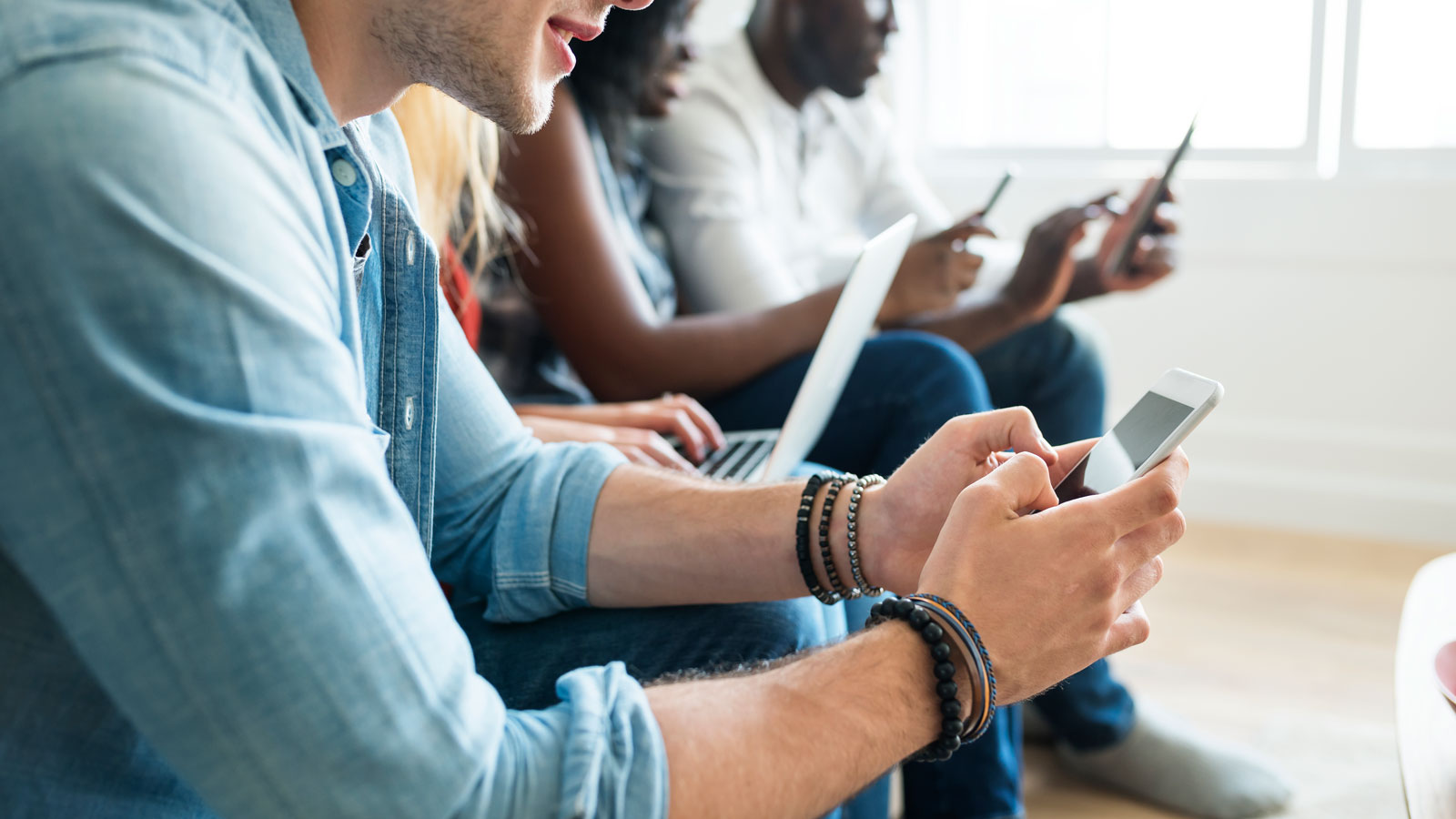 Junge Menschen am Handy