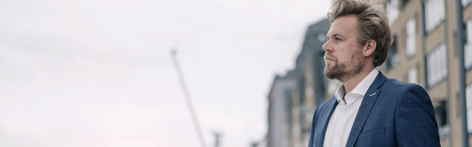 Geschäftsmann am Ufer