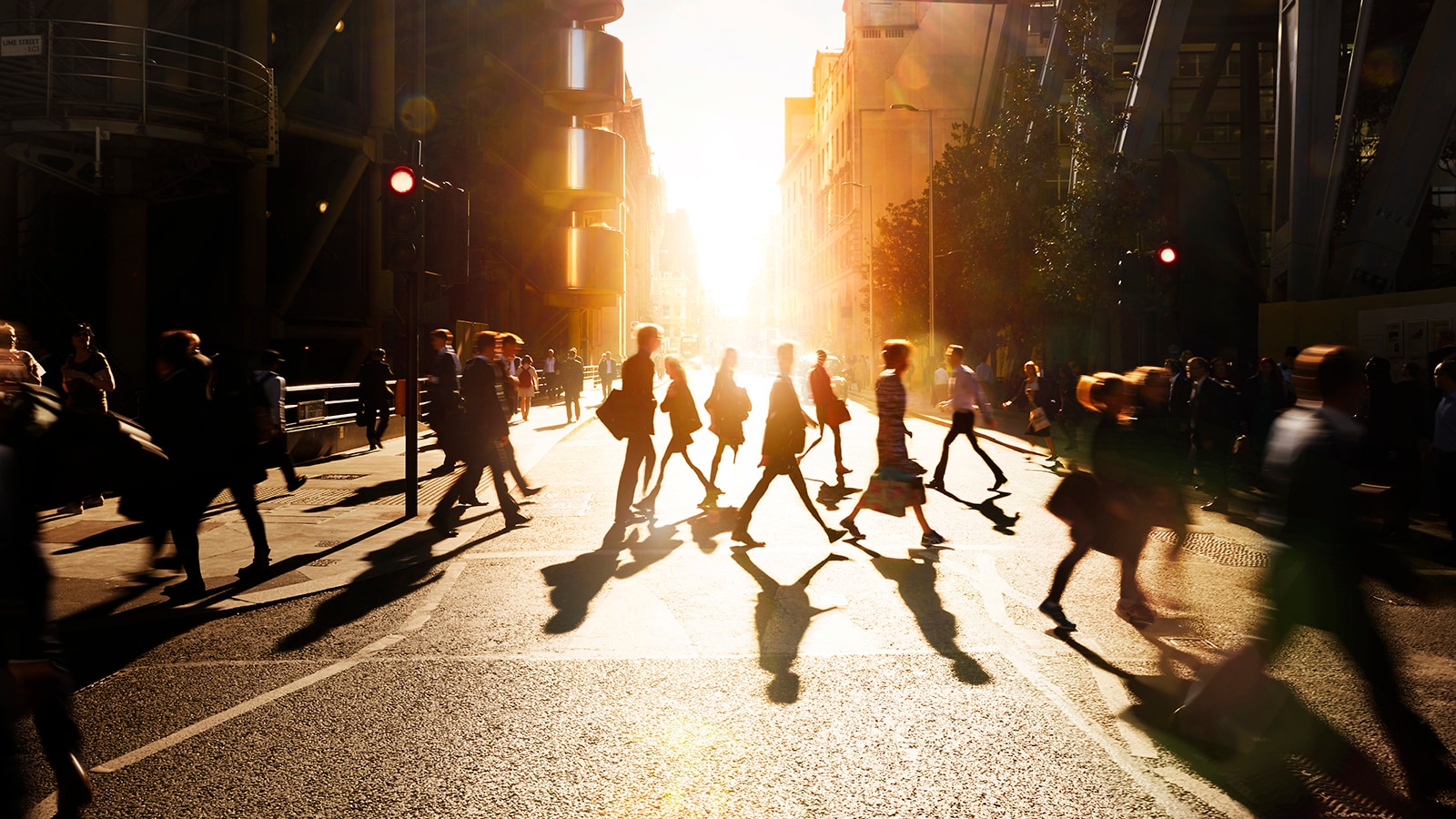 Pendler in Häuserschlucht