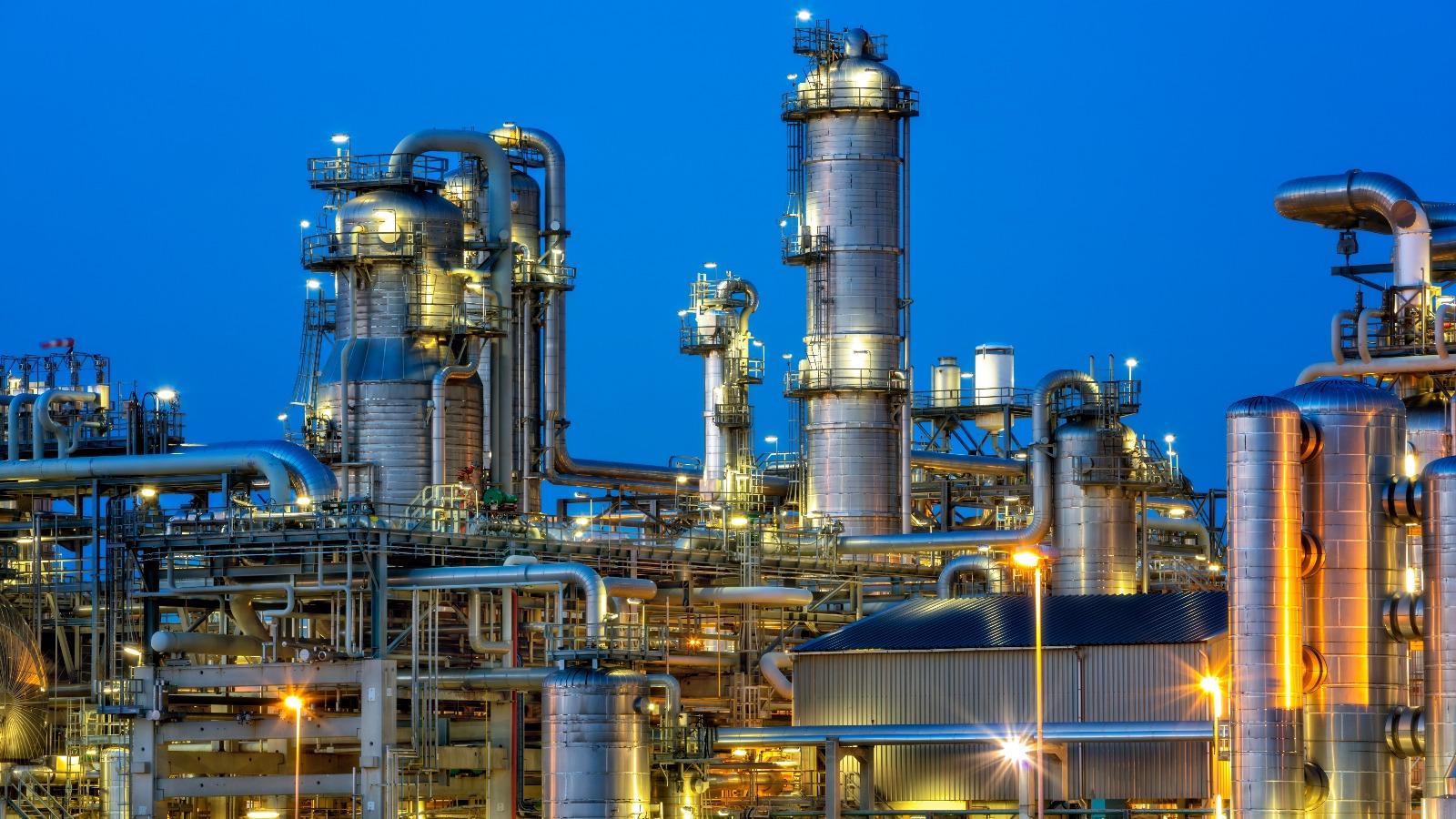 Petrochemische Fabrik in der Dämmerung