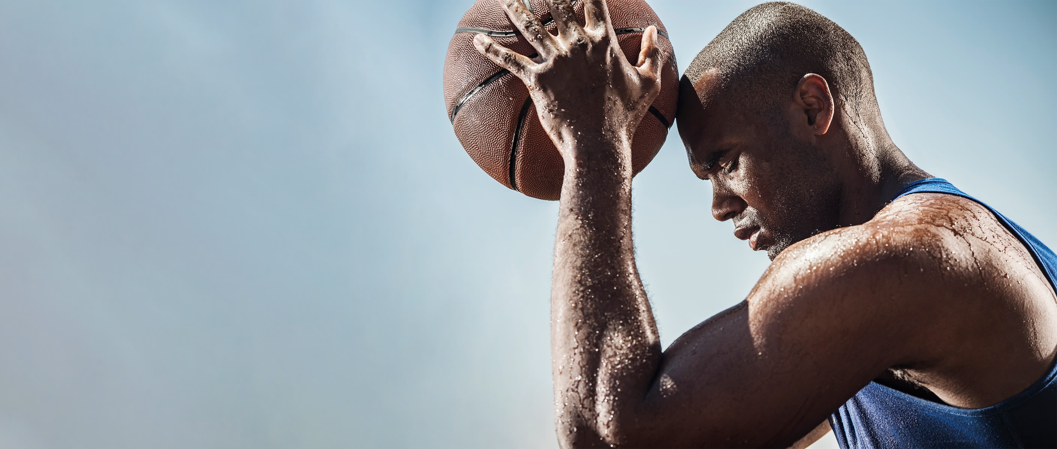 Basketballspieler mit Ball