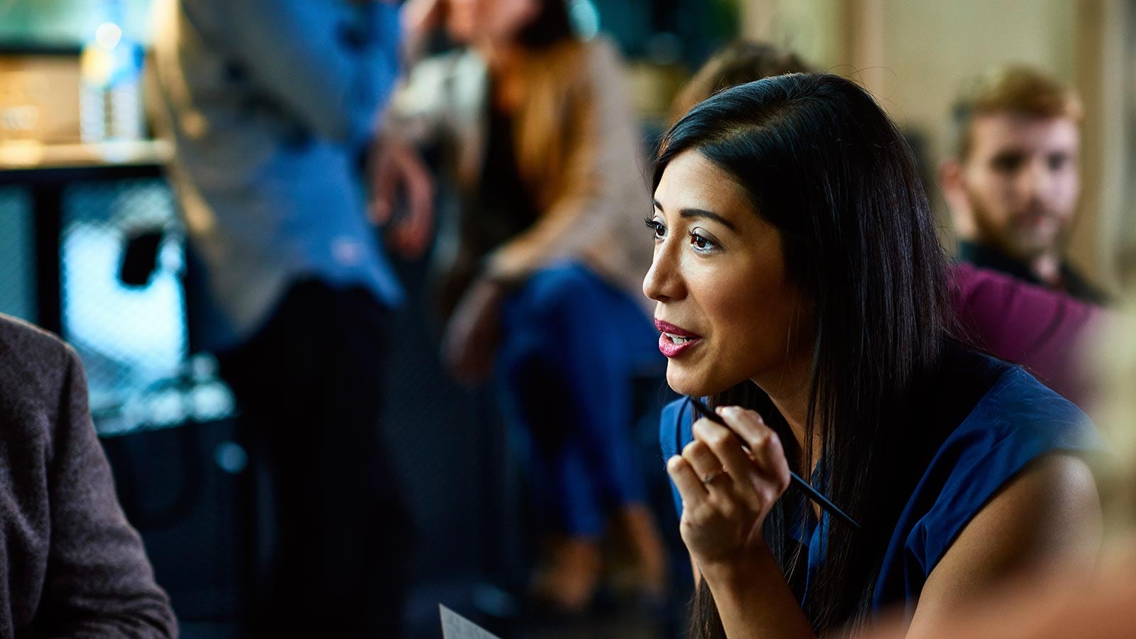 Asiatische Frau im Gespräch