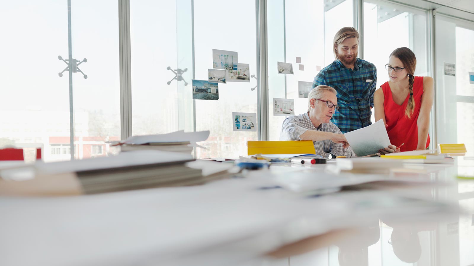 Kollegen schauen sich im Büro Dokumente an