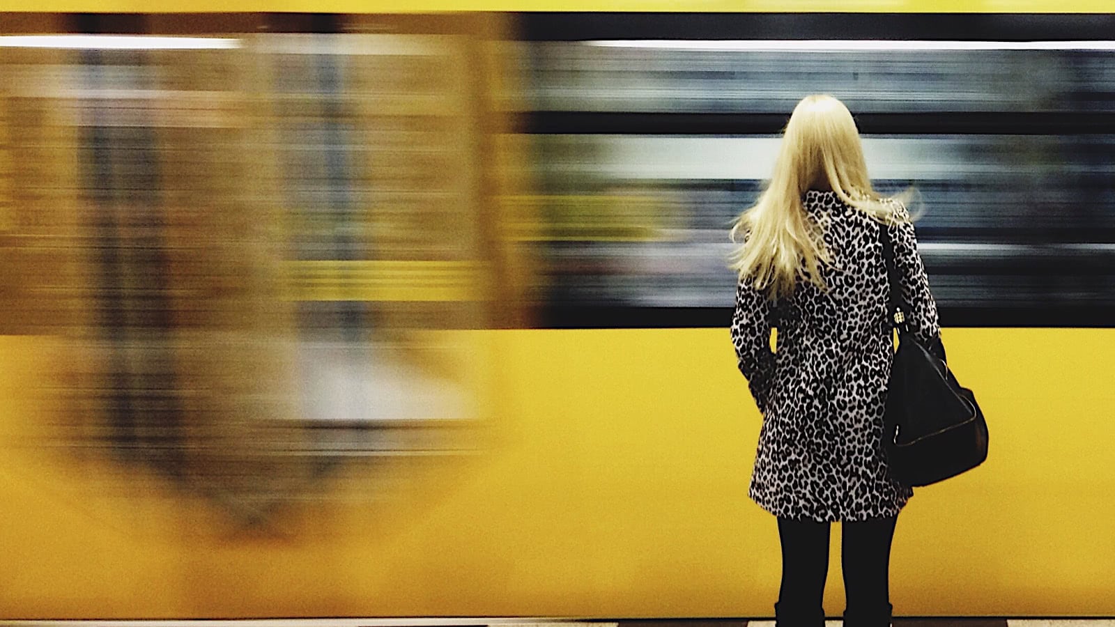 Frau von hinten vor Zug