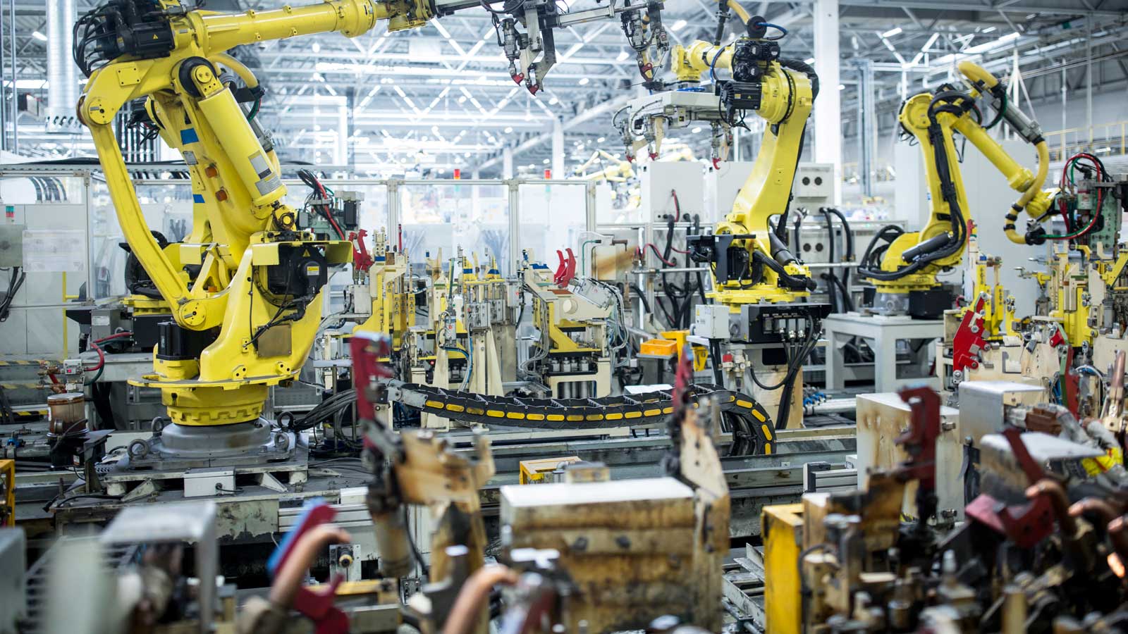 Roboterarme in Fertigungshalle