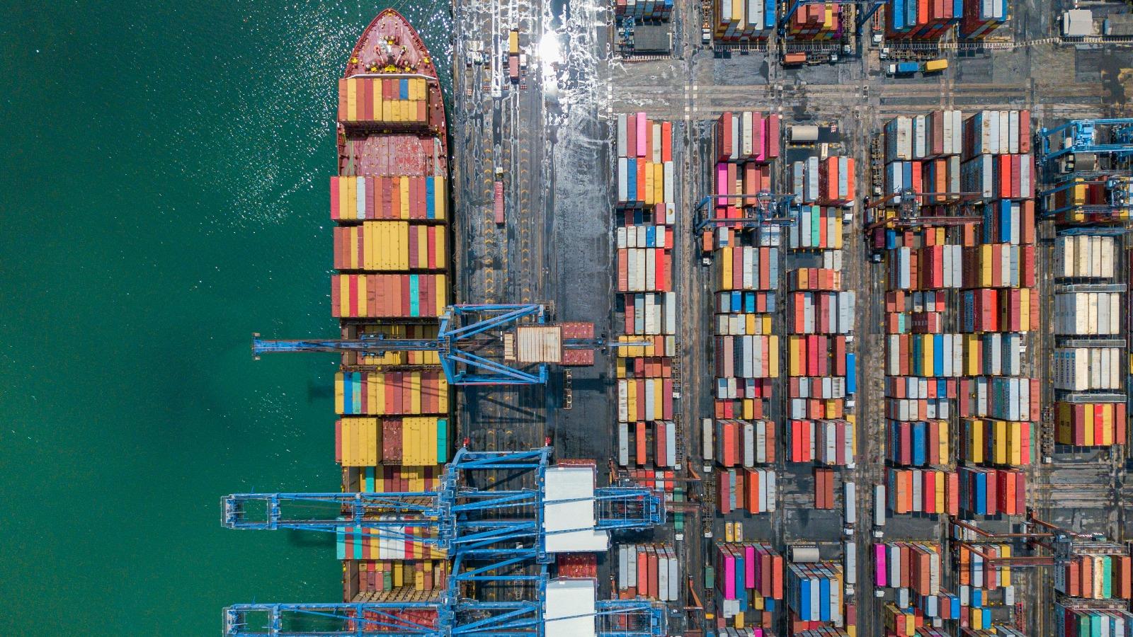 Ein Schiff im Containerhafen