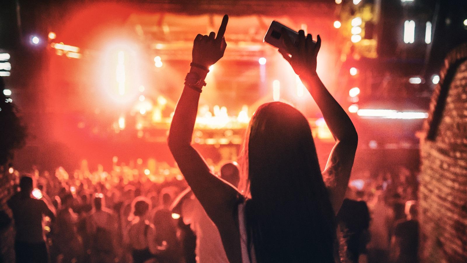 Frau macht Fotos auf Konzert