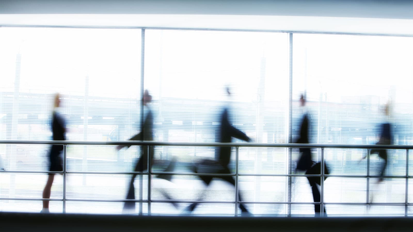 Verschwommene Silhouetten von Menschen im Gegenlicht