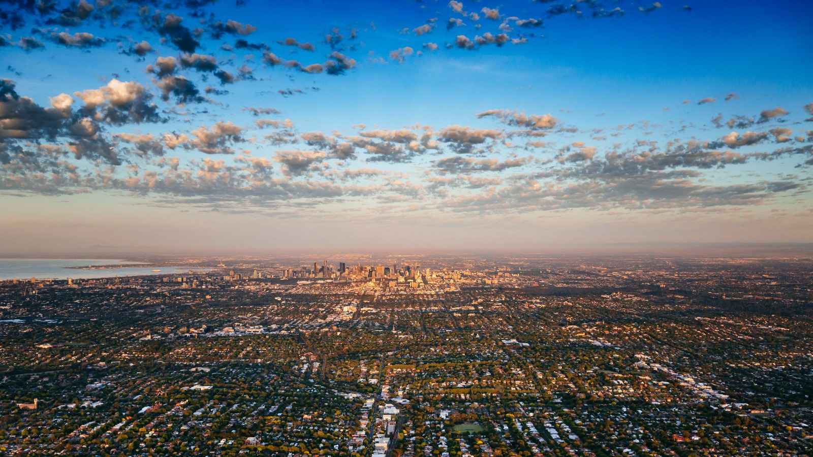 Skyline mit Wolken