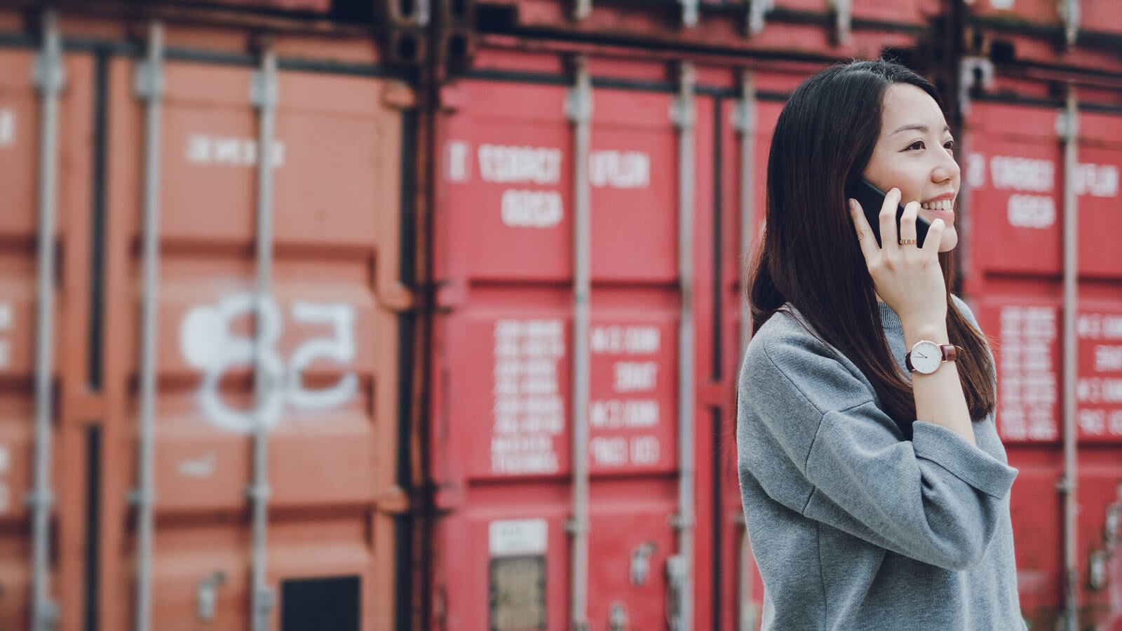 Junge Frau am Telefon