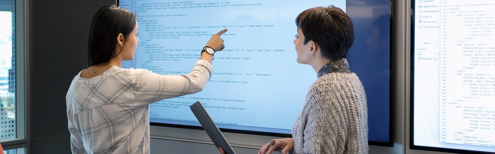 Software-Entwicklerinnen am Bildschirm