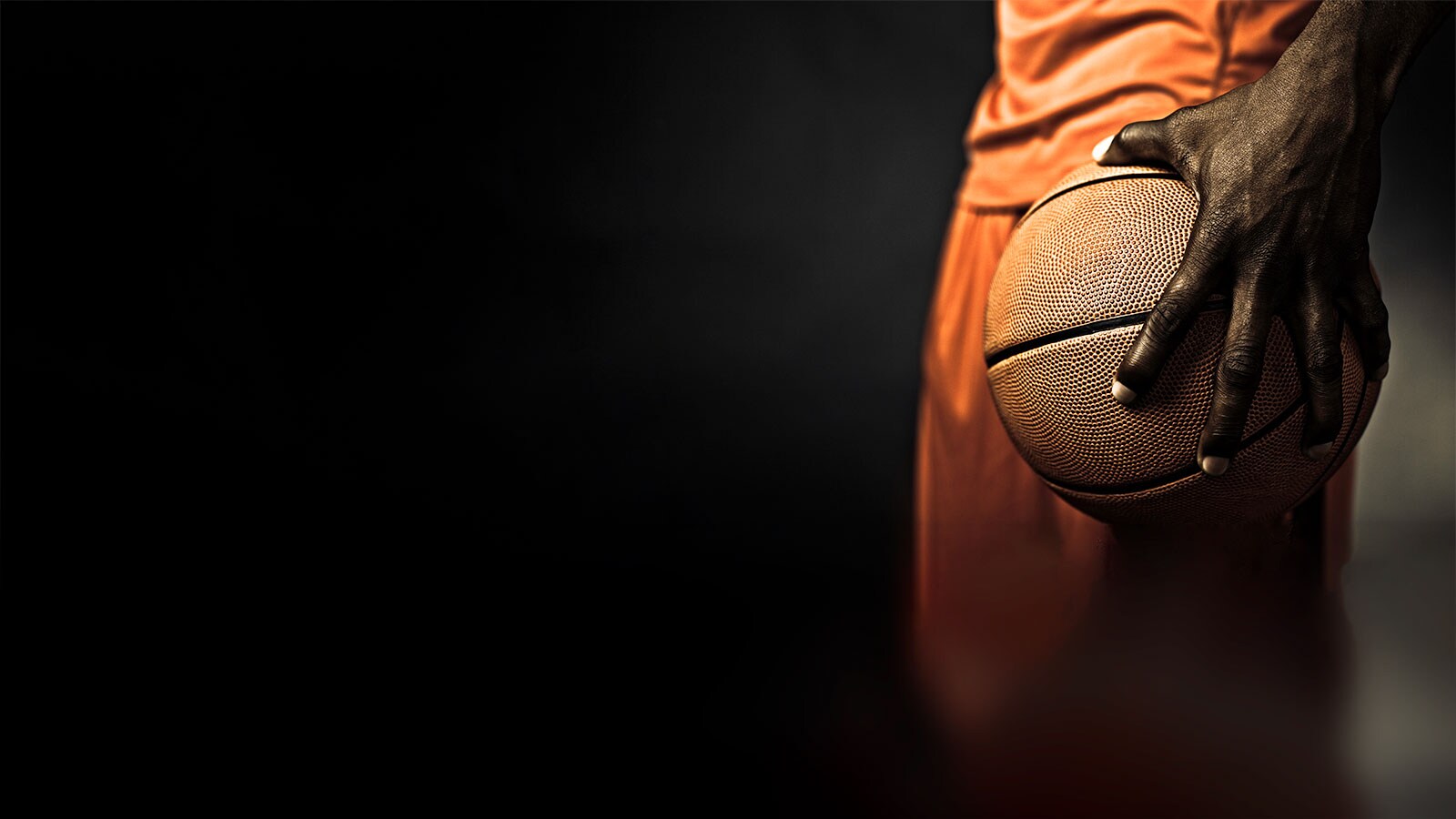 Sportler hält Ball