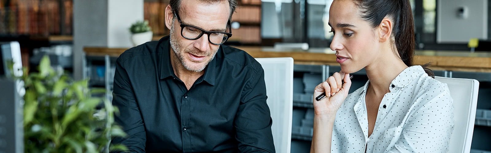 Meeting an einem Schreibtisch