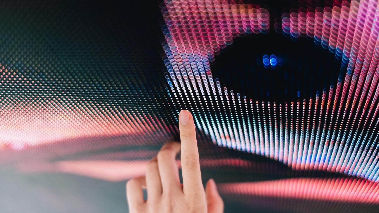 Finger berührt bunten LED-Touchscreen