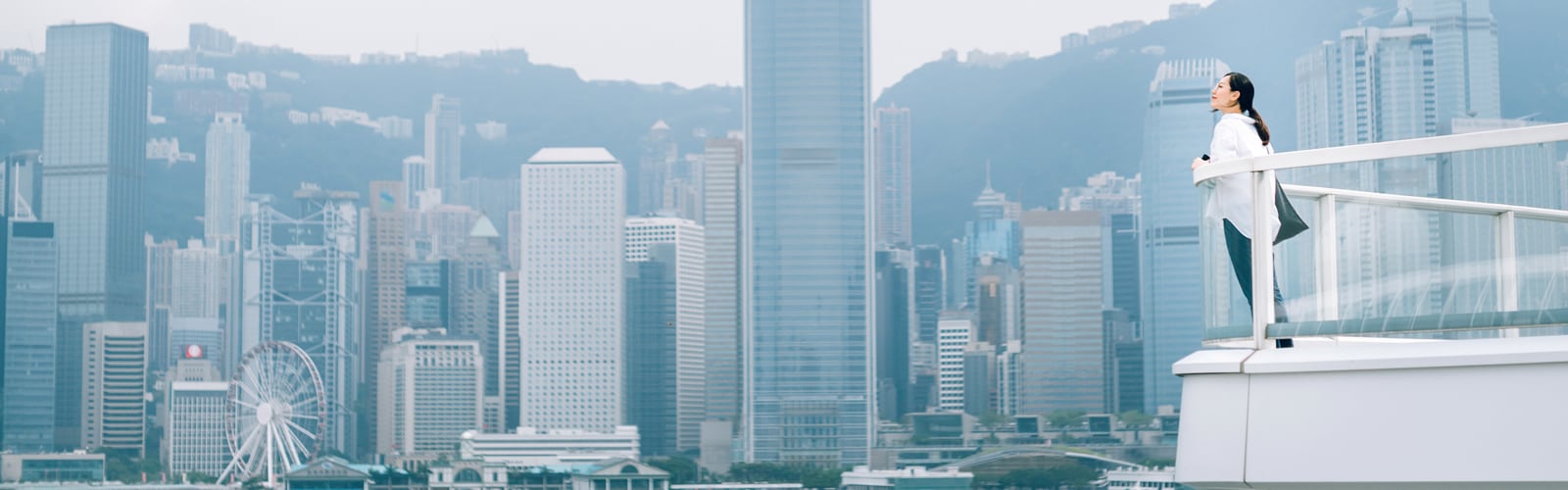 Victoria Habour: Frau genießt den Ausblick