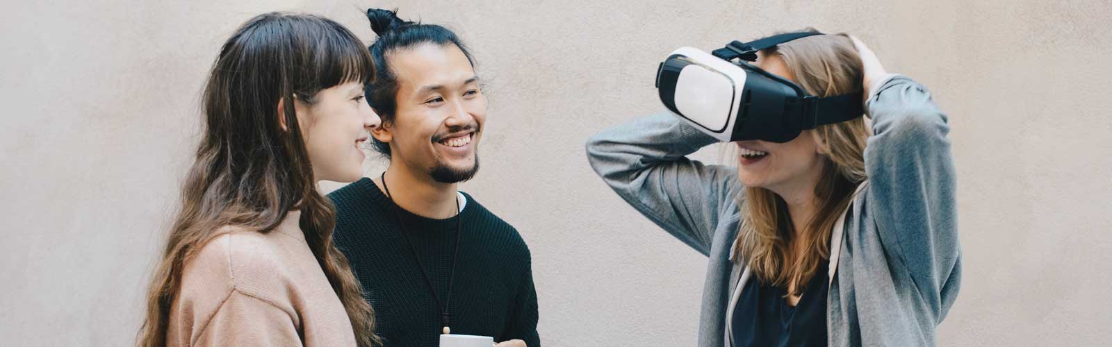 Gruppe mit VR-Brille