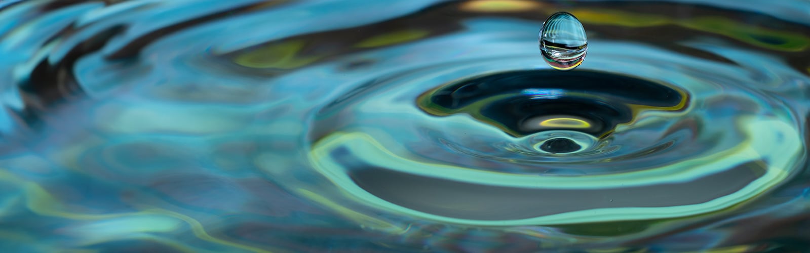 Wassertropfen zieht Kreise