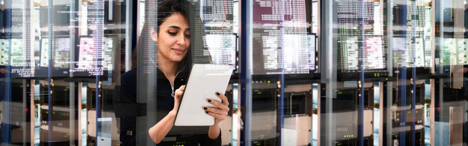 Frau mit Tablet in Data Center