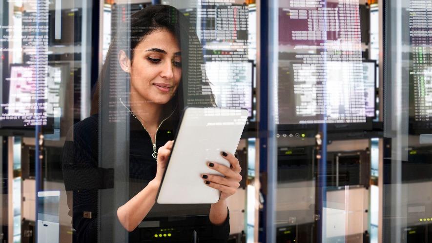 Frau im Datencenter