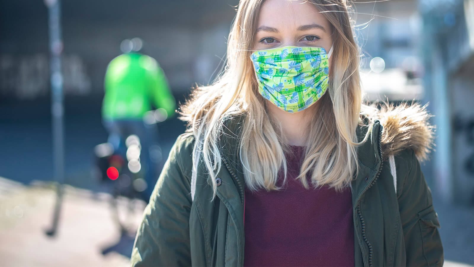 Frau mit Atemschutzmaske