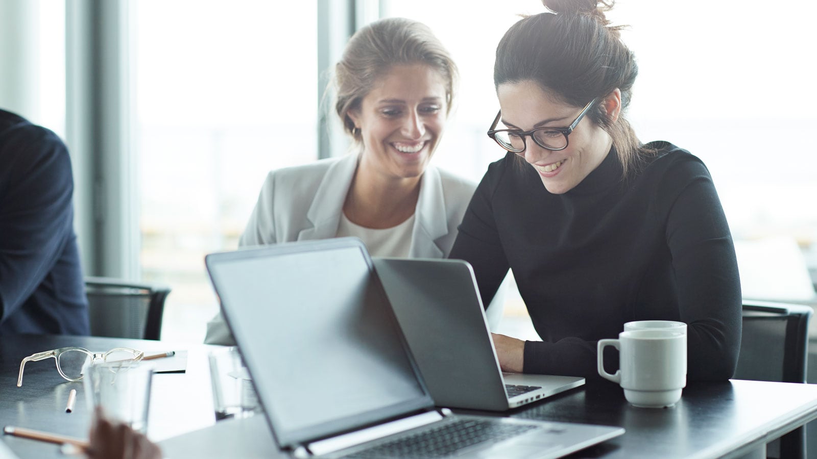 Zwei Frauen arbeiten zusammen
