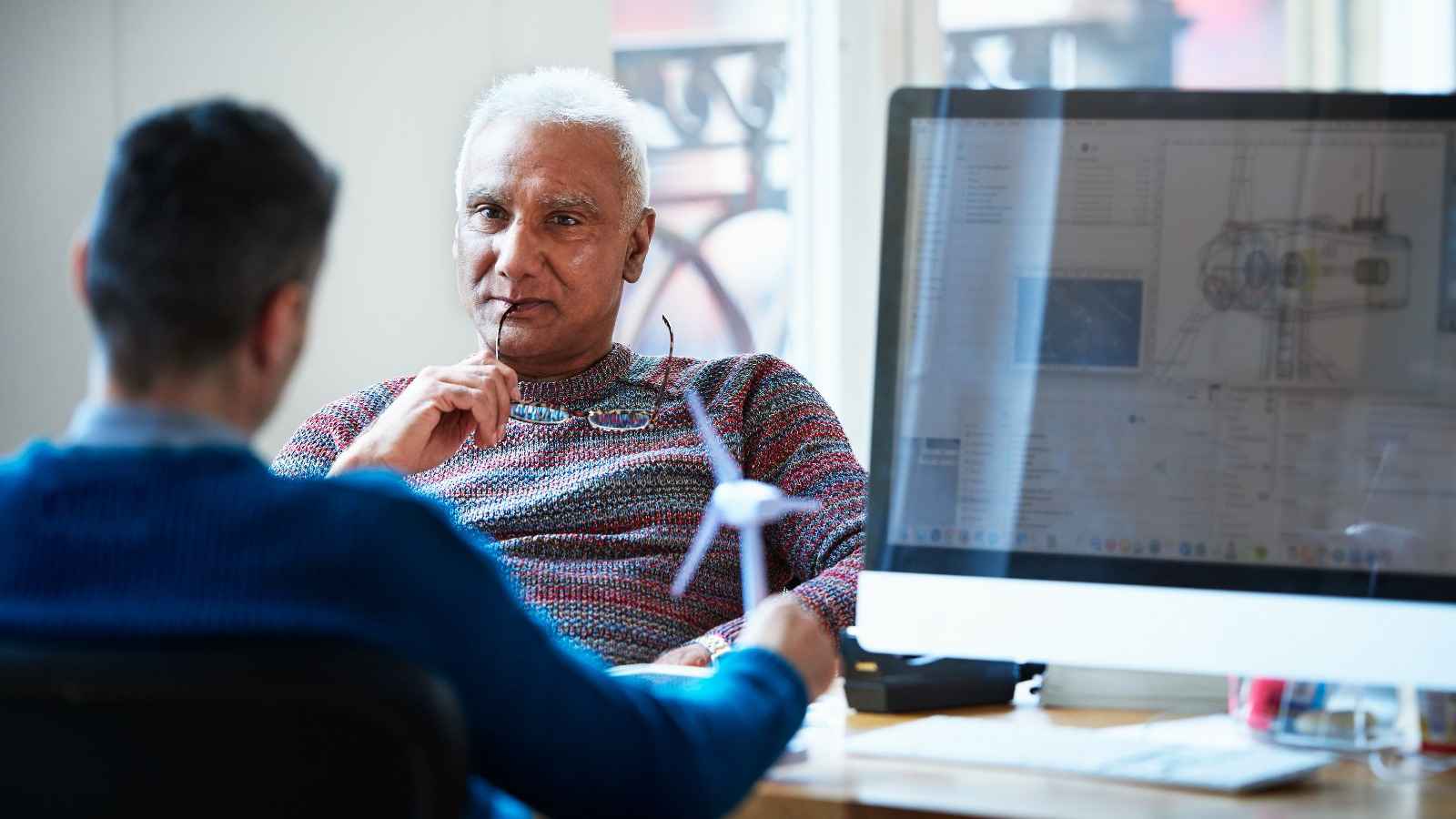 Zwei Männer planen Projekt zu erneuerbaren Energien