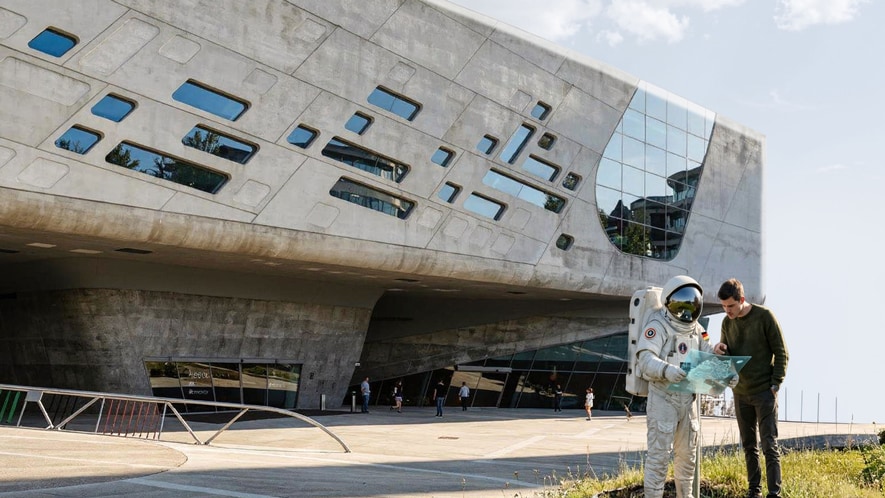 Astronaut und Mann vor einem Gebäude