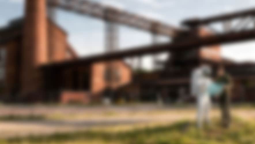 Geblurrtes Bild von einem Astronauten vor einem Gebäude