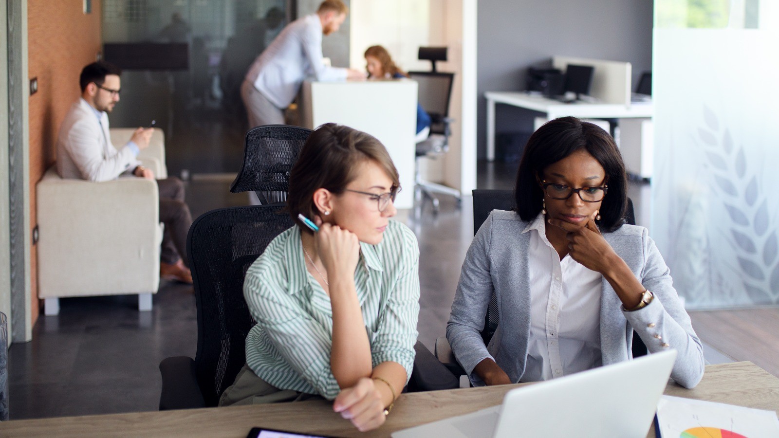 zwei frauen am arbeitsplatz