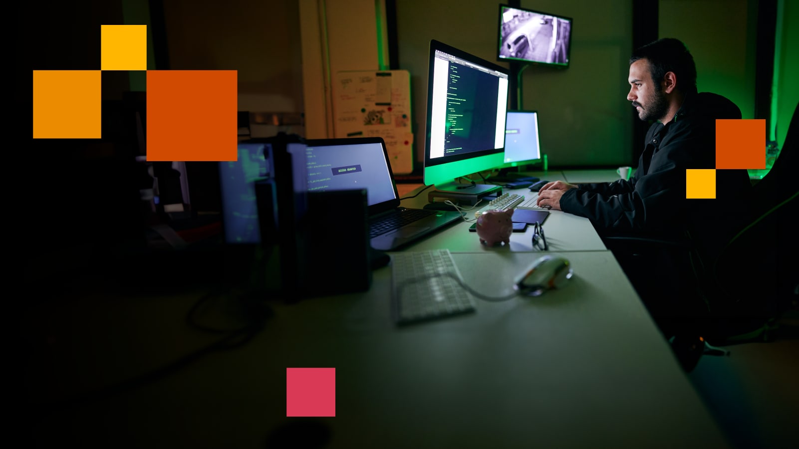 Hacker an Bildschirm